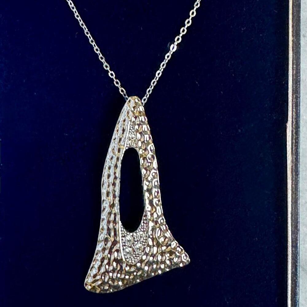 Celtic Art Hammered Pendant Necklace in Collectors Case Silver Tone